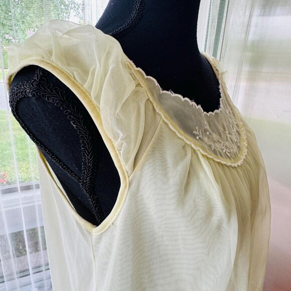 Vintage 70s sleepwear top, yellow sheer babydoll, sleeveless, double layered - Picture 9 of 10